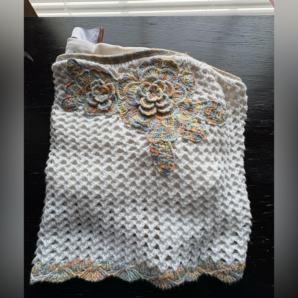 Abercrombie & Fitch White Crochet Top with Floral Accents “The Trevor Project” L - Picture 11 of 11